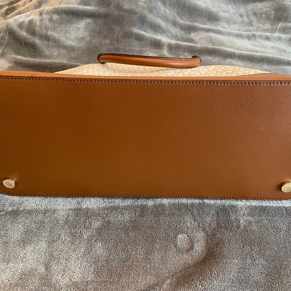 Large Michael Kors Handbag NEVER USED *MINT CONDITION* - Picture 7 of 8